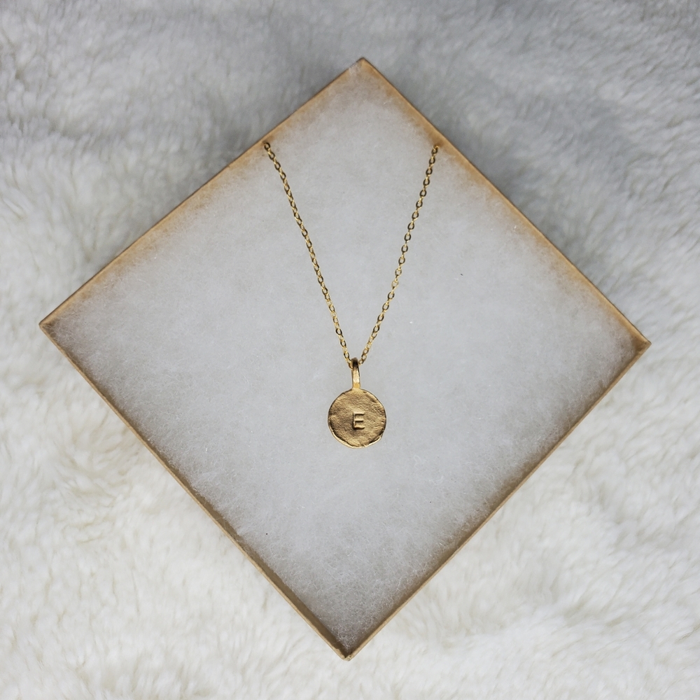 jacqueline jarrot - 925 Yellow Gold Color - Letter E Pendant Necklace
